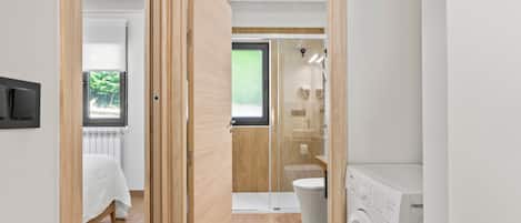 Shower, hair dryer, towels