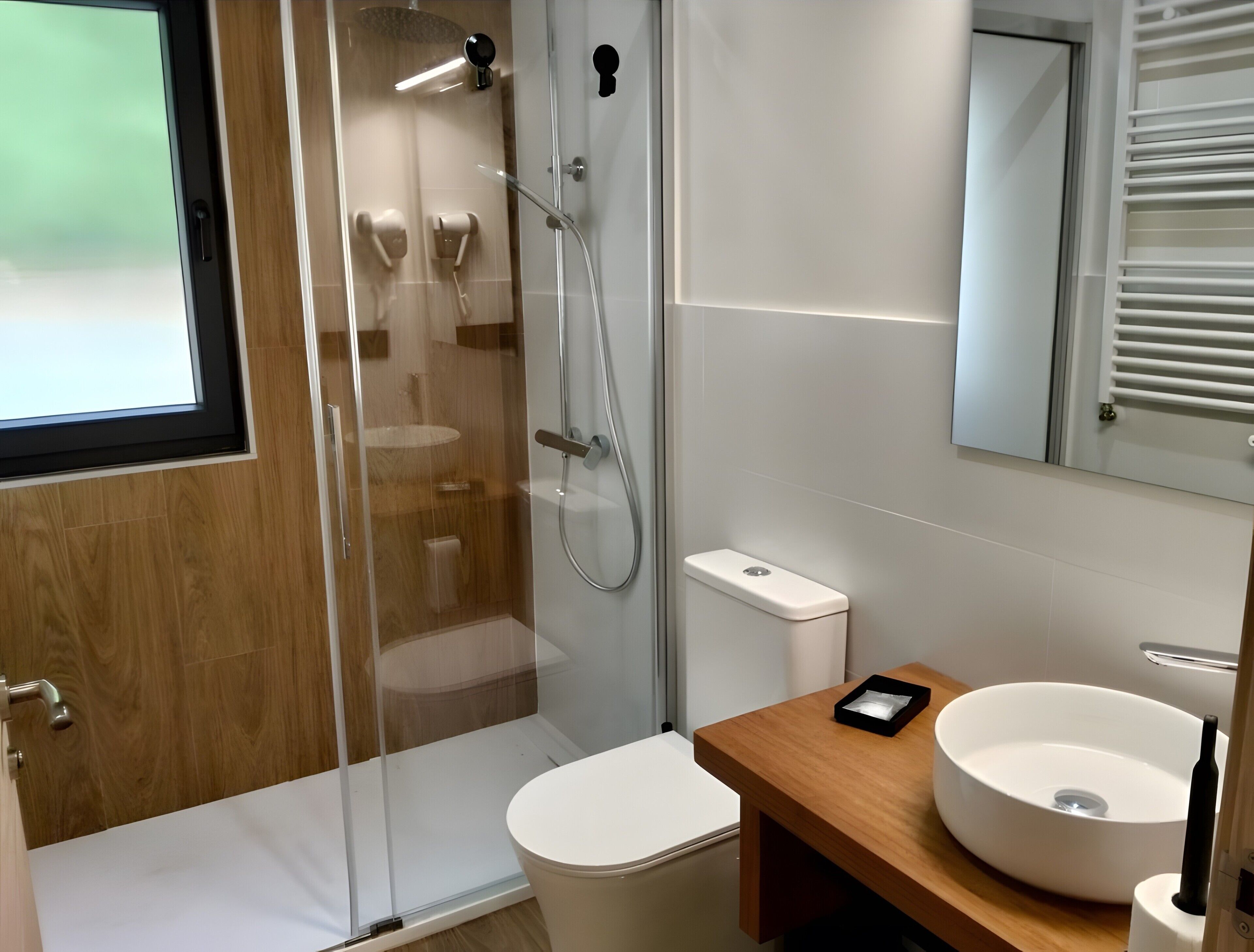 Een douche, een haardroger, handdoeken