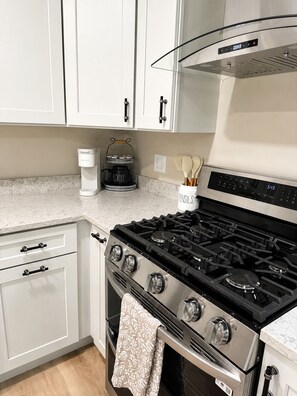 Private kitchen - Cozy 1-bedroom house in peaceful Waverly (Waverly)