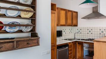 Kühlschrank, Mikrowelle, Ofen, Herdplatte