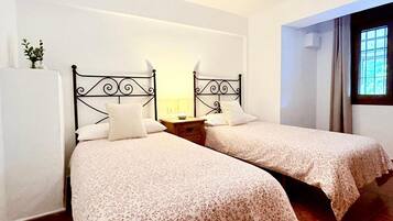 Tabla de planchar con plancha, wifi, ropa de cama