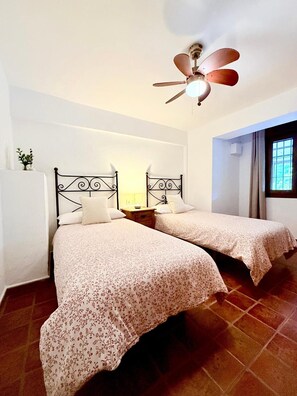 Ferros/tábuas de passar roupa, Wi-Fi, roupa de cama
