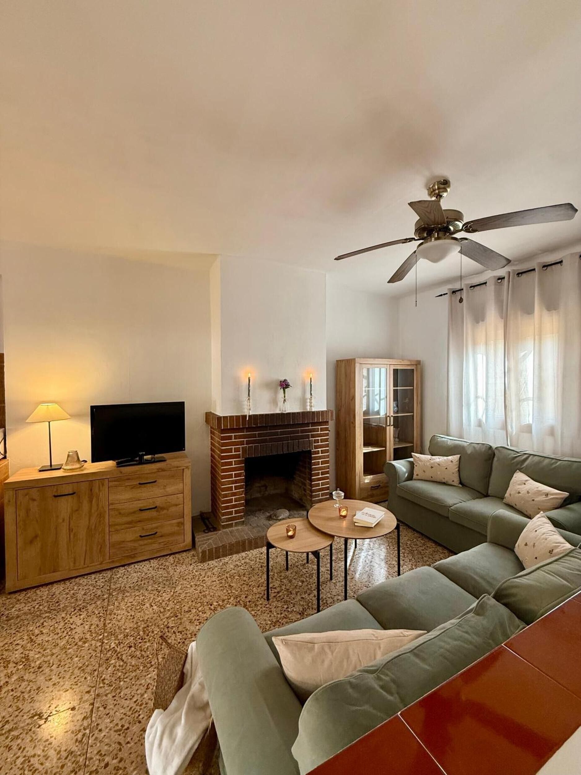 TV, fireplace