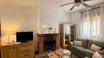 TV, fireplace