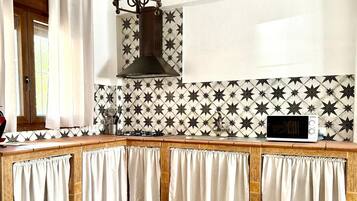 Frigorífico, microondas, placa de cocina y cafetera o tetera