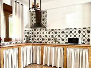 Frigorífico, microondas, placa de cocina y cafetera o tetera