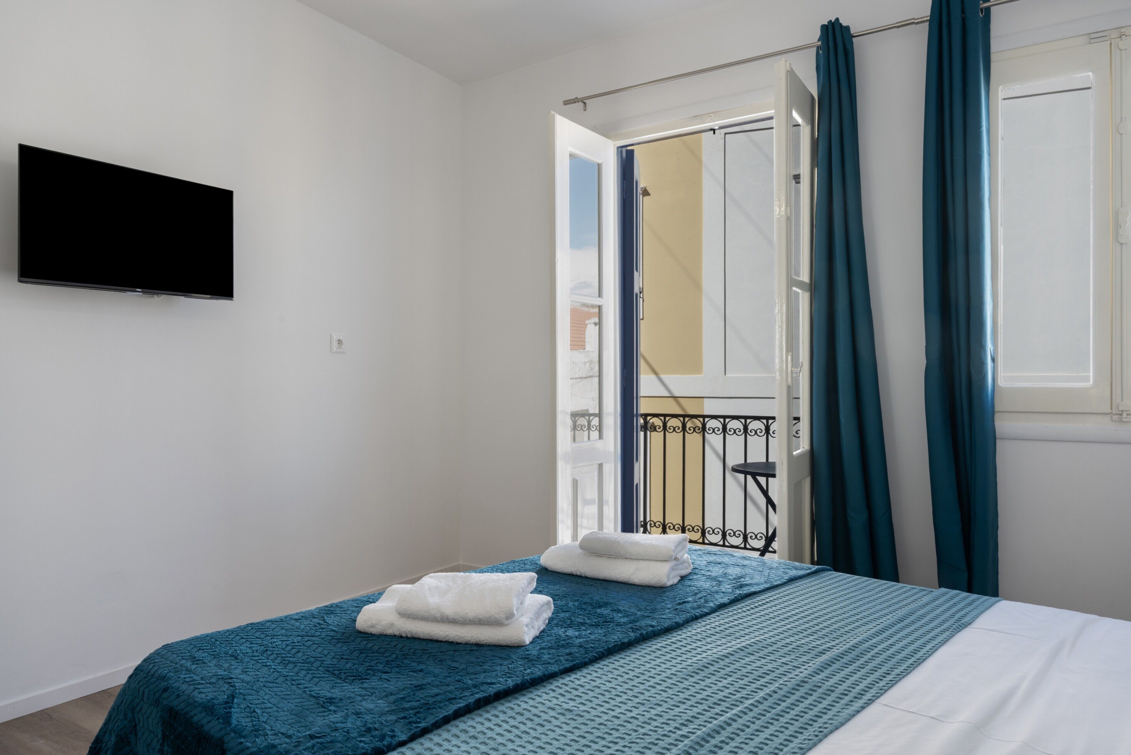 WiFi, bed sheets