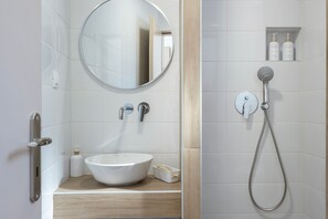 Dusche, Haartrockner, Handtücher