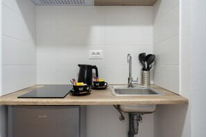 Kühlschrank, Herdplatte, Wasserkocher, Kochgeschirr/Geschirr/Besteck