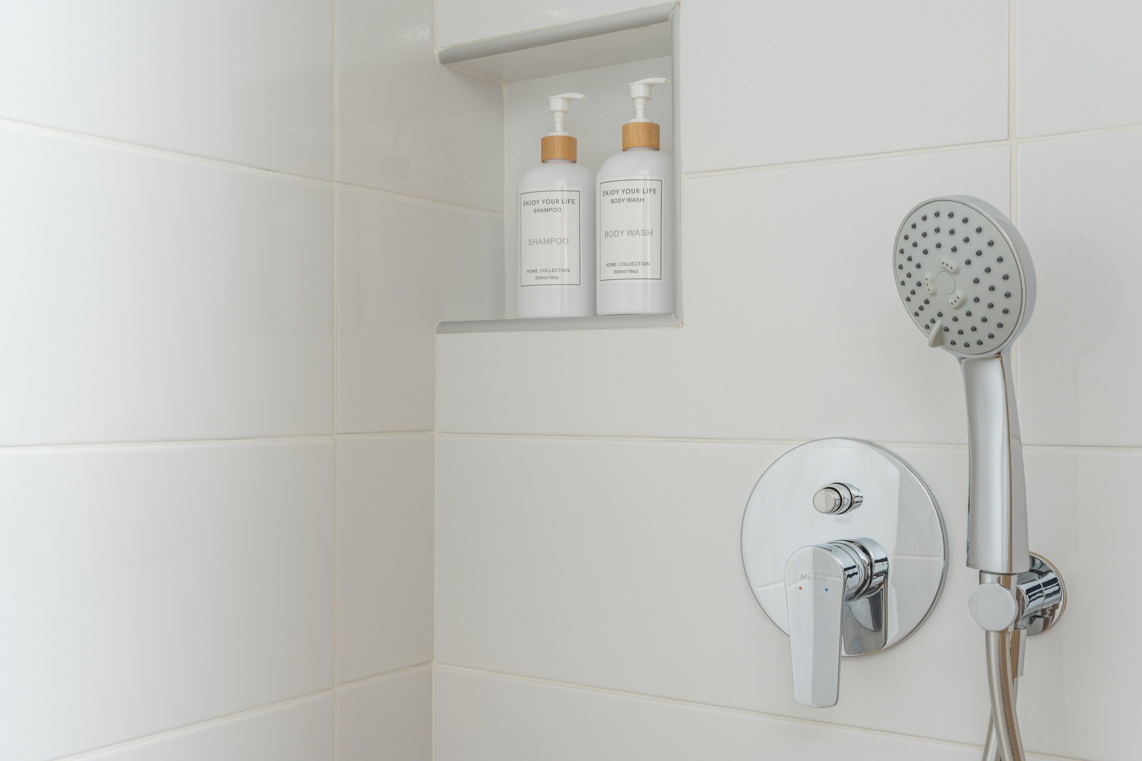 Een douche, een haardroger, handdoeken