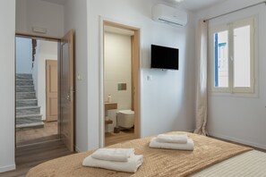 Room - Room 'Small Double  1' with Shared Terrace, Wi-Fi and Air Conditioning (Ano Symi)