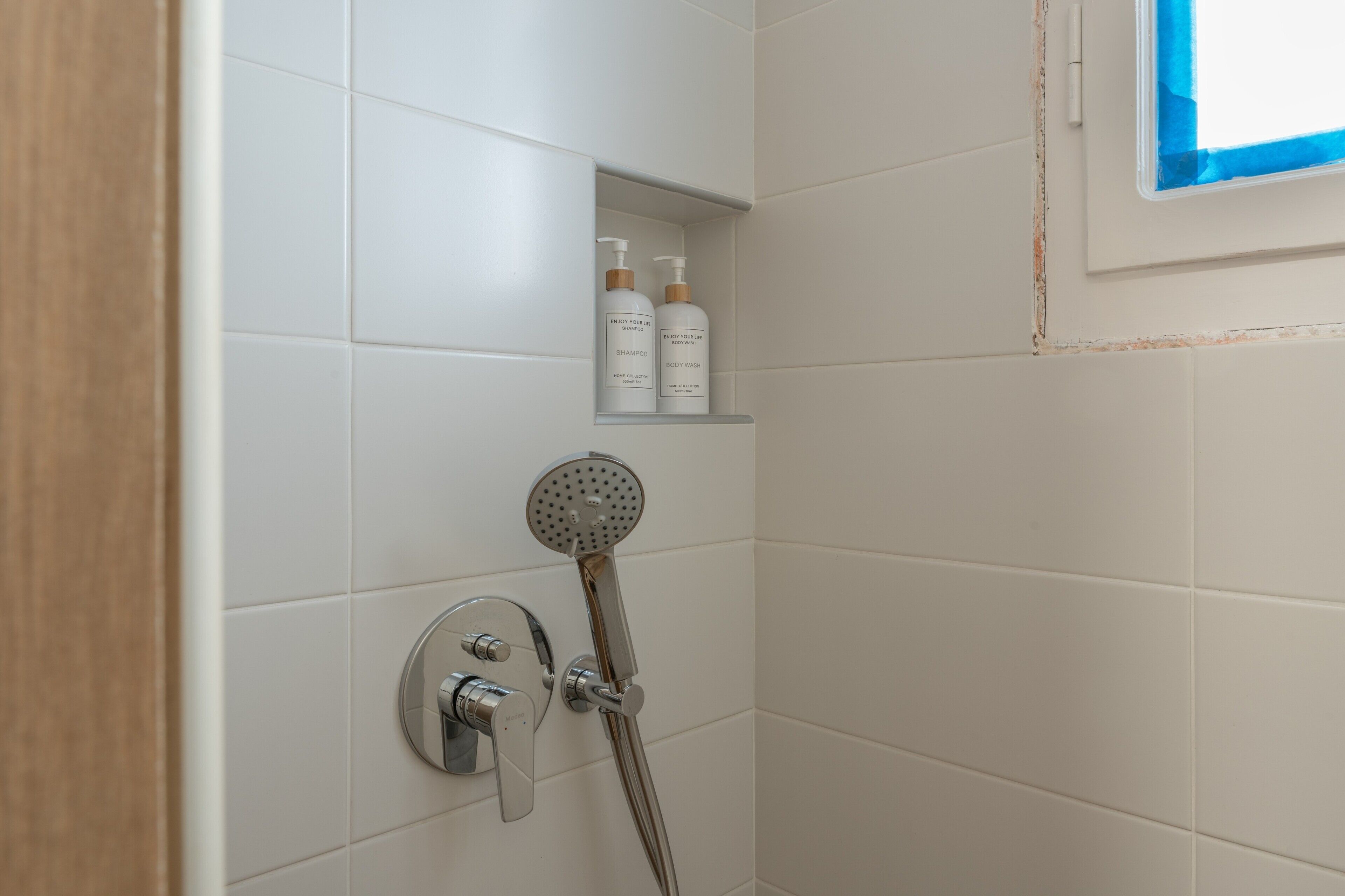 Een douche, een haardroger, handdoeken