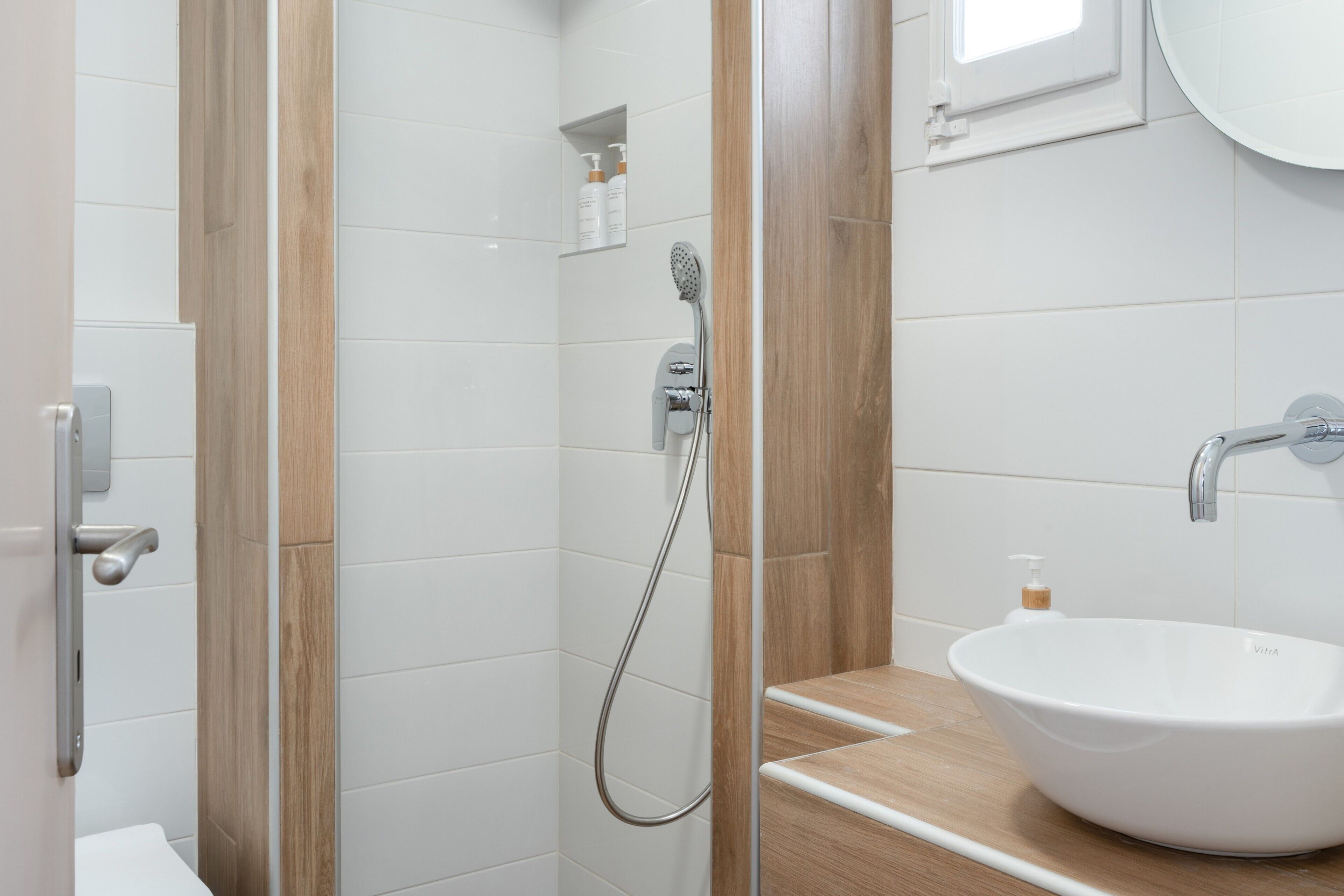 Een douche, een haardroger, handdoeken