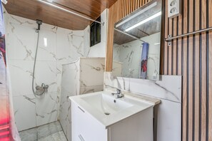 Shower, hair dryer, towels - Vacation Home 'Karla' with Sea View, Shared Pool and Wi-Fi (Cruz de Tea)