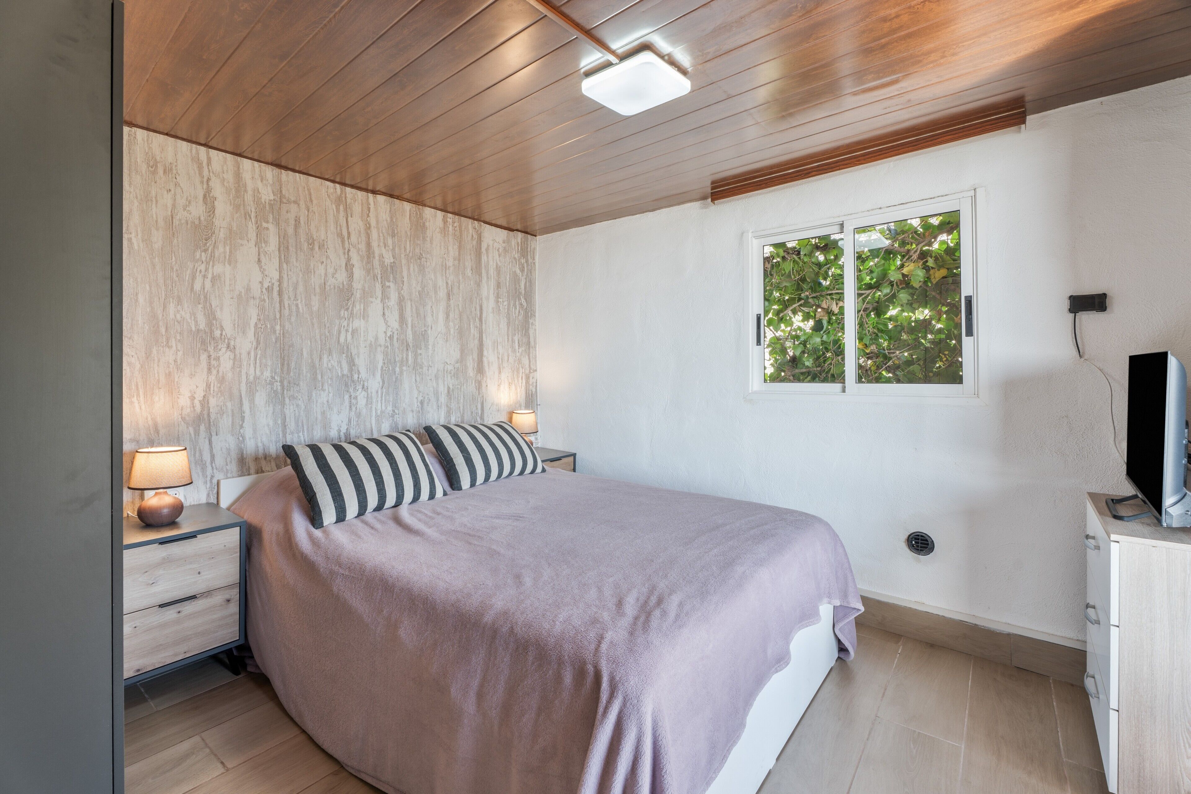 WiFi, bed sheets