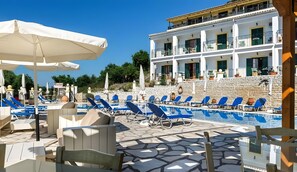 Outdoor dining - “Captain Spiros Studios” with Sea View, Balcony, Air Conditioning & Wi-Fi (Palaiokastritsa)