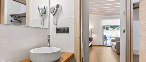 Shower, hair dryer, towels