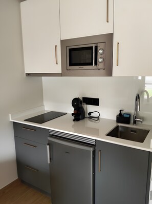 Kjøleskap, mikrobølgeovn, kokeplater og kaffetrakter/tekoker