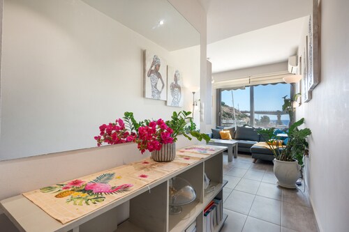 Elva Creta Beach Apartment with Sea View, Wi-Fi, and Air Conditioning