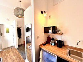 Suite (Hideaway Suite) | Cocina privada | Cafetera o tetera, frigorífico y utensilios de cocina