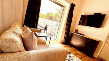 Suite (Hideaway Suite) | Living area | Flat-screen TV