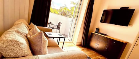 Phòng Suite (Hideaway Suite) | Khu phòng khách | TV màn hình phẳng