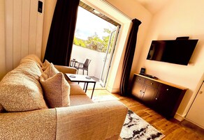 Suite (Hideaway Suite) | Zona de estar | Una televisión de pantalla plana