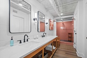 Ducha, artículos de higiene personal ecológicos y secador de pelo