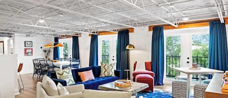 Smart TV, books, stereo, offices