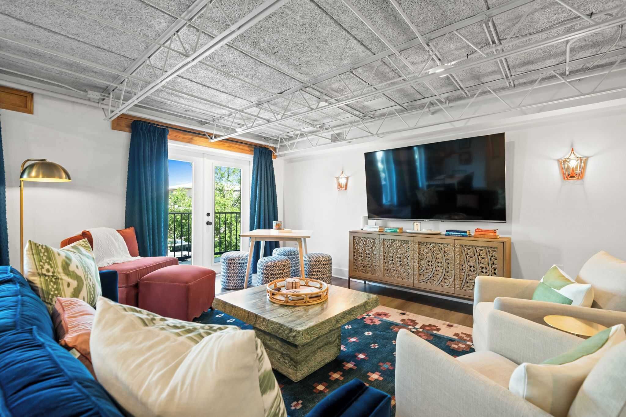 TV connectée, livres, chaîne hi-fi, espaces bureaux