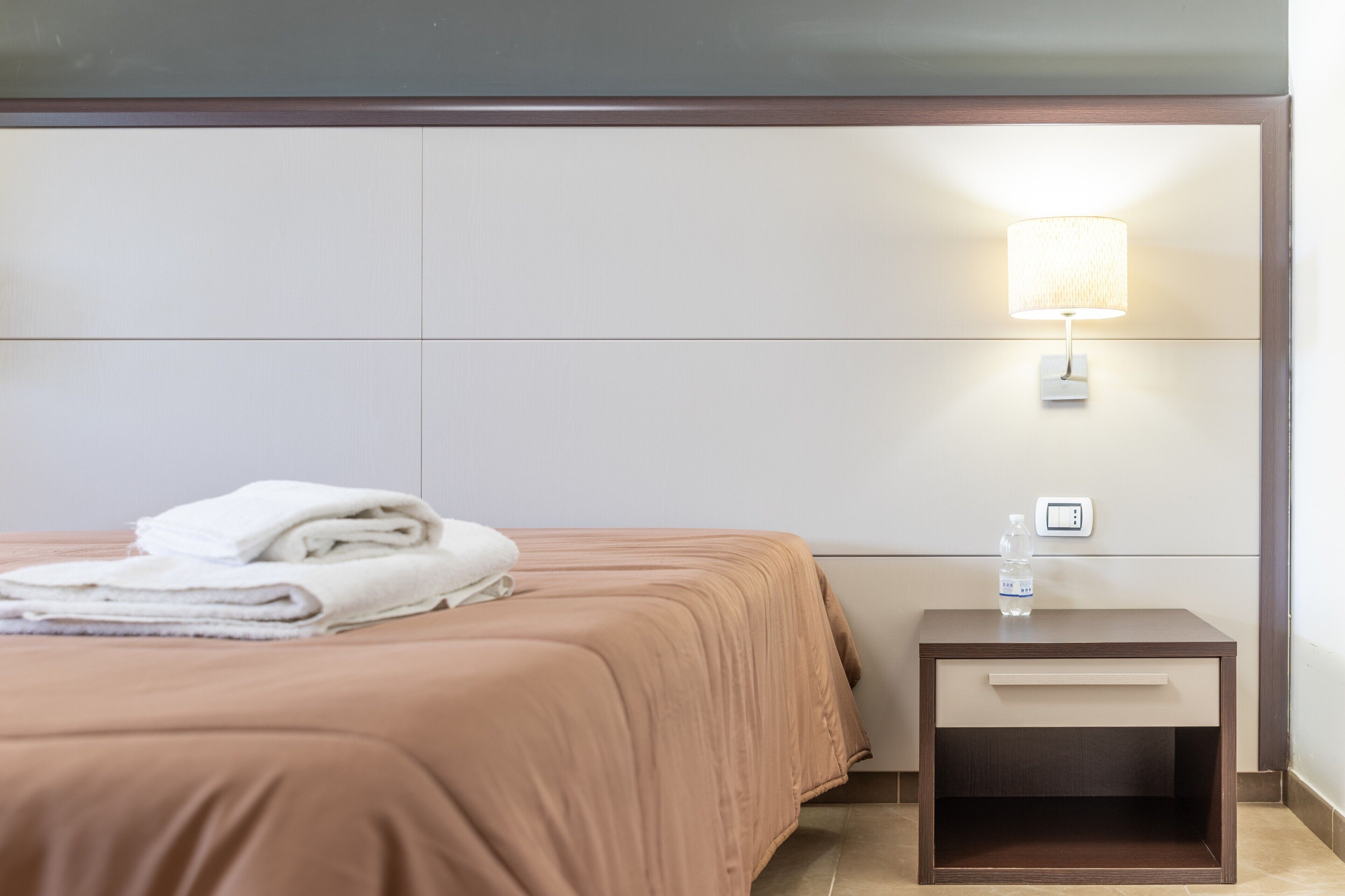 WiFi, bed sheets