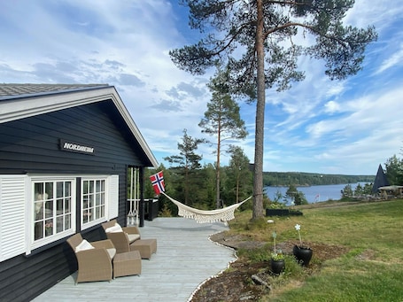 Terrace/patio. Cabin with annex and view over Øymarksjøen