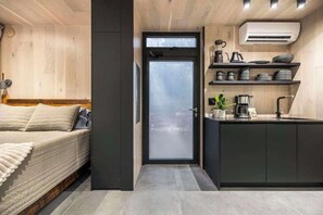 WiFi, bed sheets - Mirror House Escape + Sauna/Cold Plunge (Macon)