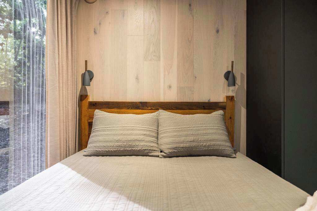 WiFi, bed sheets