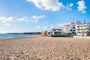 Une plage avec des bâtiments en arrière-plan.
