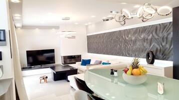 TV, fireplace