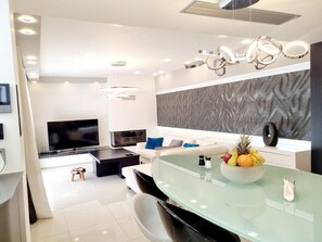 Televisión y chimenea 