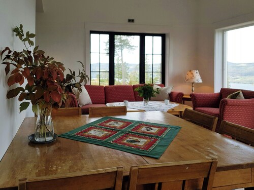 Family estate with lake view near Oslo