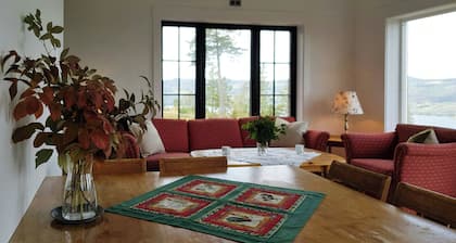 Family estate with lake view near Oslo