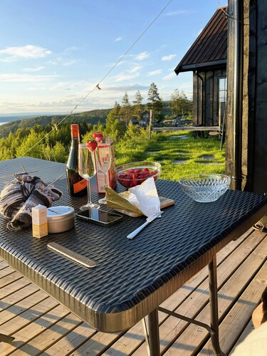 Family estate with lake view near Oslo