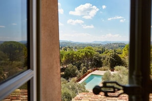 Ein Pool mit Blick auf eine Berglandschaft.