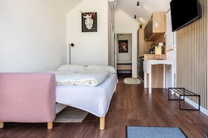 Een strijkplank/strijkijzer, wifi, beddengoed