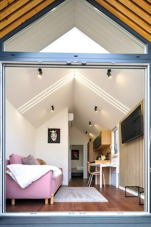 Room - Modern, Bright Tiny House in Nature by Vineyards with Private Terrace (Efringen-Kirchen)