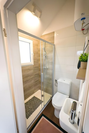 Shower, hair dryer, towels. Modern, Bright Tiny House Surrounded by Vineyards and Nature
