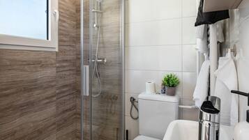 Douche, sèche-cheveux, serviettes fournies