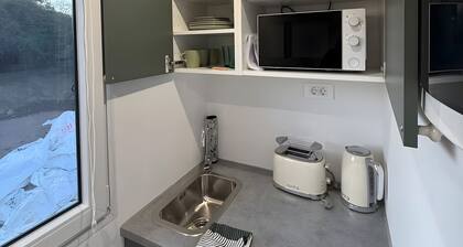 Modernes, helles Tiny Haus naturnah in den Weinreben