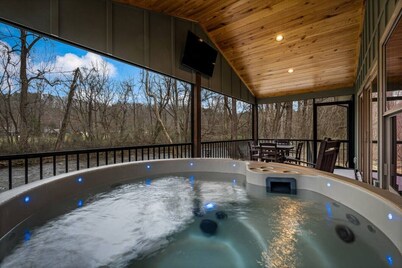 Waterfront Cabin Swim, Fish or Float the Creek!
