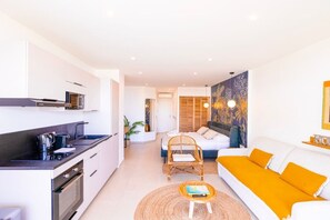 Eine moderne Wohnung mit Küche, Wohnzimmer und Schlafzimmer.