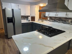 Coffee/tea maker, fridge, microwave, oven - Peaceful Place by the Lake Near Cleveland MN (Cleveland)