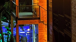 A two-story wooden structure with a balcony, glass doors, and a staircase. - Batu pansiyon (Kumluca)